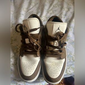 Nike Low-Top Sneakers in White and Brown